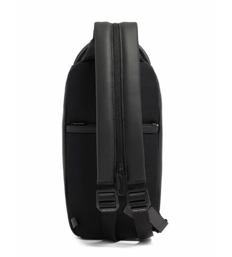 Batoh Ducati D-Piquadro Lock přes rameno