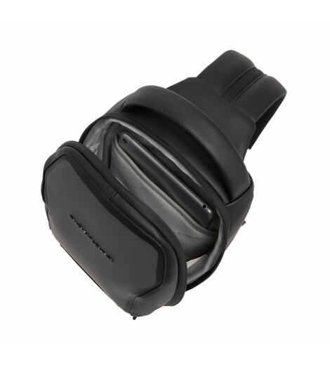Batoh Ducati D-Piquadro Lock přes rameno